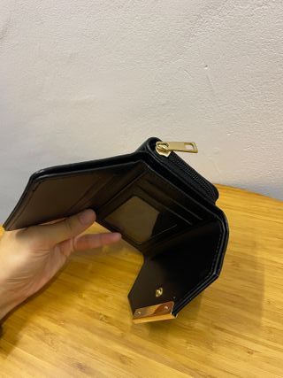 Monedero negro mujer con detalle dorado