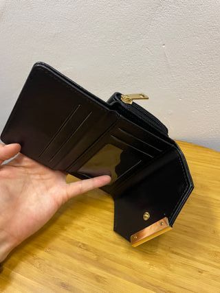 Monedero negro mujer con detalle dorado