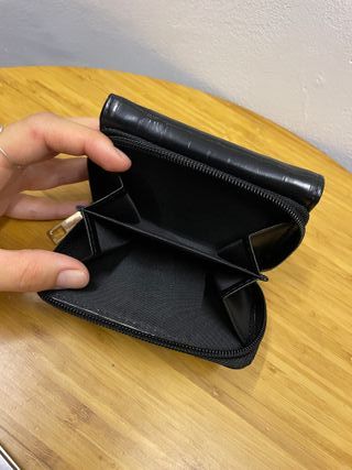 Monedero negro mujer con detalle dorado