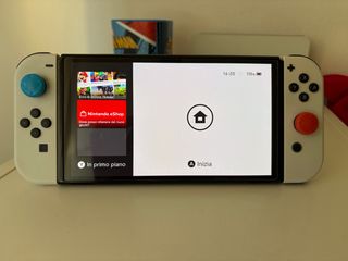 Nintendo Switch OLED bianca