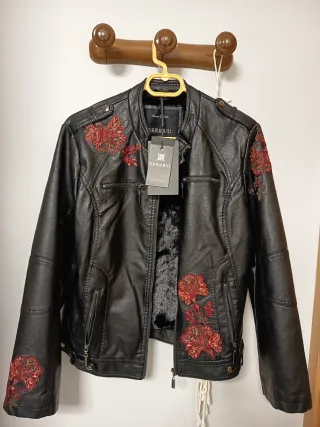 Chaqueta Polipiel Bordada KOROSHI Negra Roja