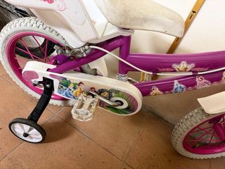 Bicicleta infantil morada con ruedines