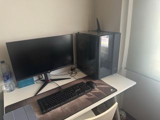 PC con monitor teclado y ratón 