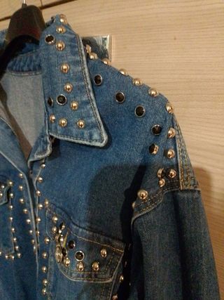 Giacca jeans lunga donna con borchie