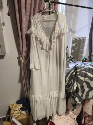Vestido blanco con volantes