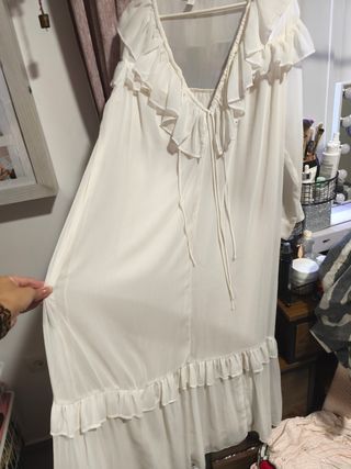 Vestido blanco con volantes