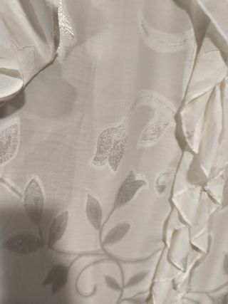 Vestido blanco con volantes y estampado floral