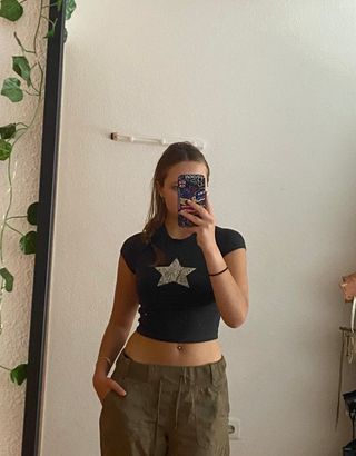 Camiseta negra manga corta con estrella .