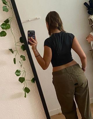 Camiseta negra manga corta con estrella .