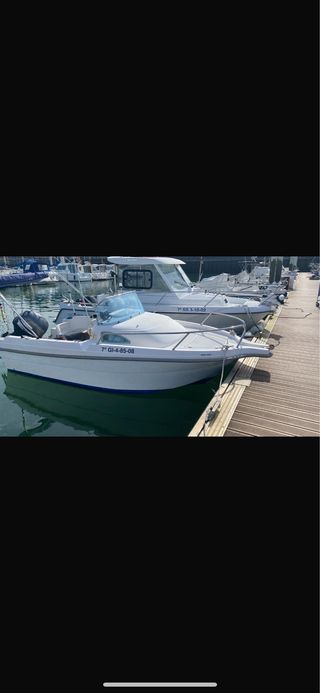 Barco blanco con motor Yamaha
tambien amarrezumaia