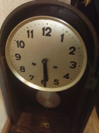 Reloj de pared antiguo de madera