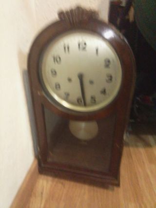 Reloj de pared antiguo de madera