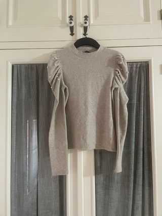 Jersey Zara beige con perlas en mangas