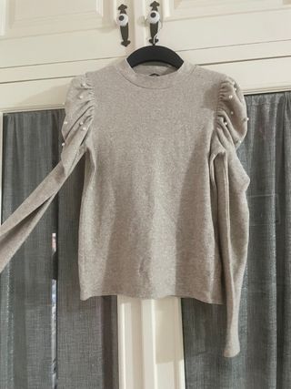 Jersey Zara beige con perlas en mangas