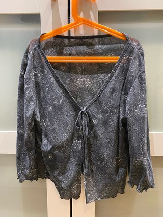 Blusa gris con estampado plateado
