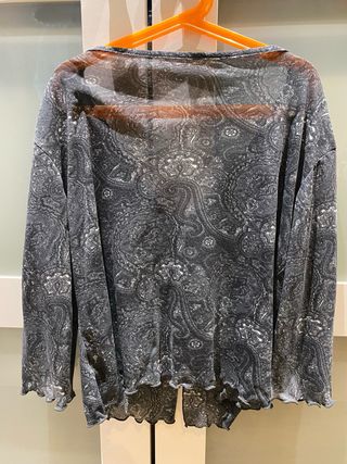 Blusa gris con estampado plateado