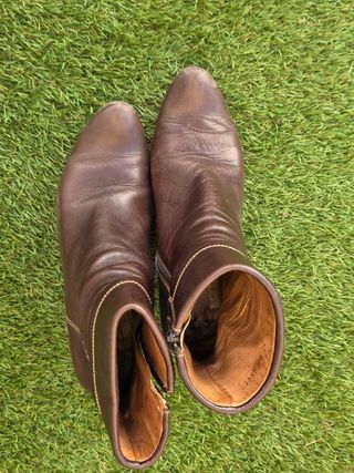 Botas cortas de piel tacón marrones Nuria cobo 