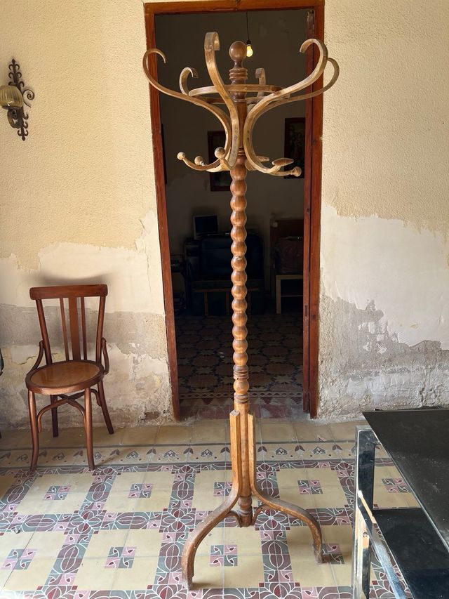 Perchero de madera antiguo