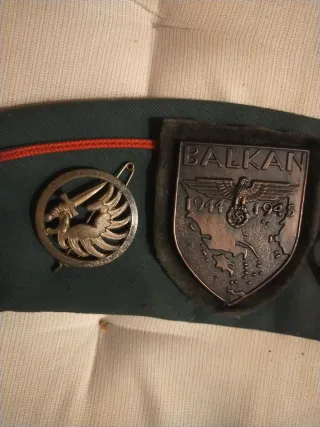 Gorro cuartelero militar con insignias