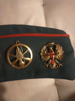 Gorro cuartelero militar con insignias