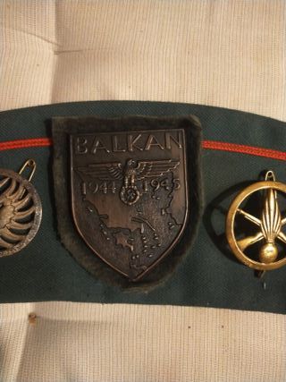 Gorro cuartelero militar con insignias