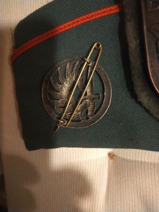 Gorro cuartelero militar con insignias