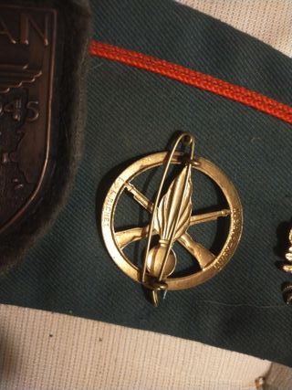 Gorro cuartelero militar con insignias