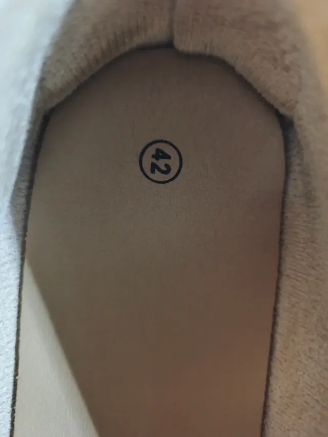 Mocasines blancos con cadena dorada