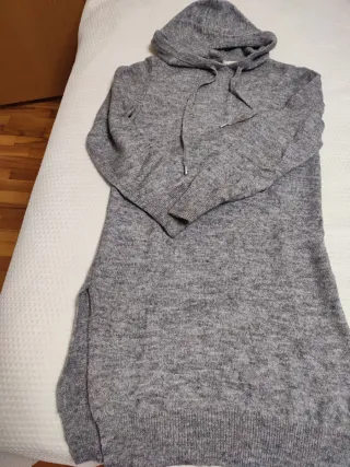 Maglione grigio con cappuccio e spacchi, versatile