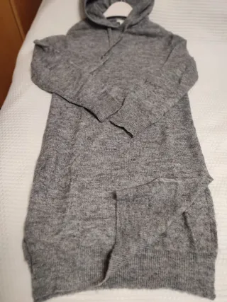 Maglione grigio con cappuccio e spacchi, versatile
