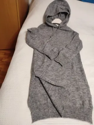 Maglione grigio con cappuccio e spacchi, versatile