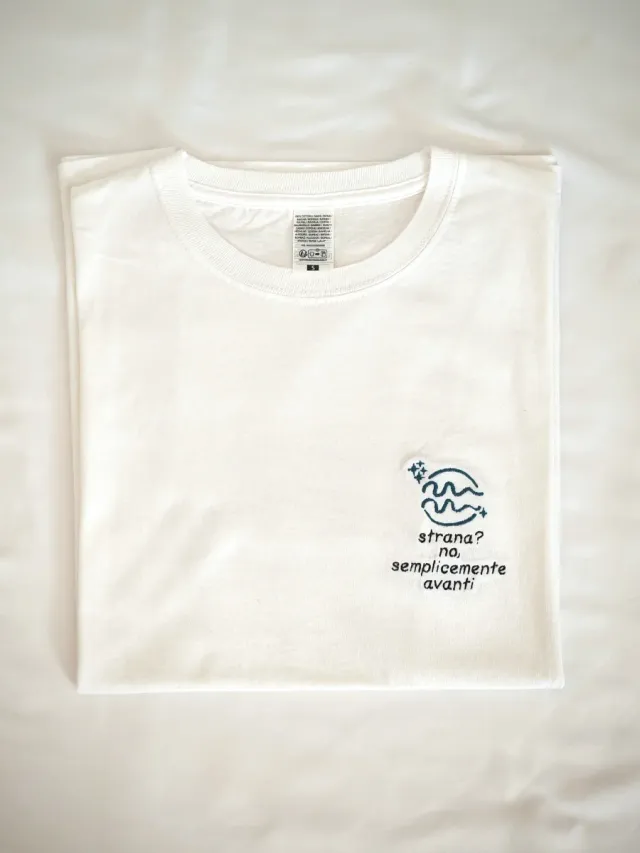 T-shirt bianca con ricamo simpatico acquario