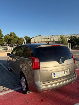 Peugeot 5008 2011