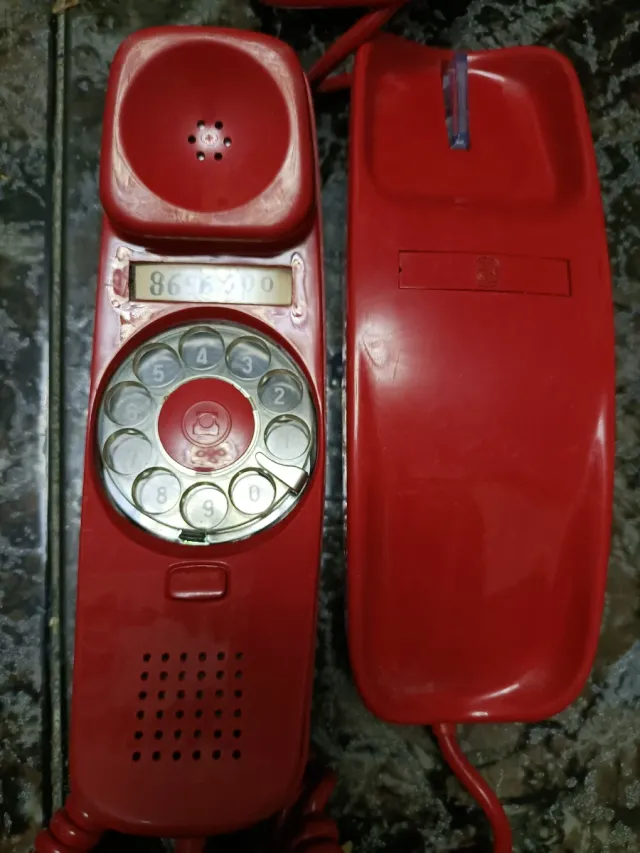 Teléfono antiguo rojo con disco