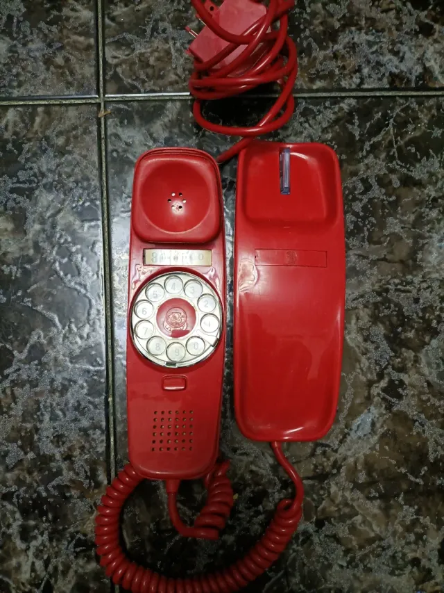 Teléfono antiguo rojo con disco