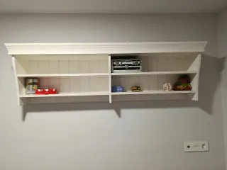 Estantería de pared madera.