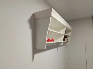 Estantería de pared madera.