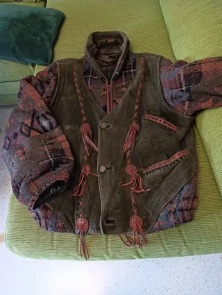 Cazadora de piel verde estilo boho