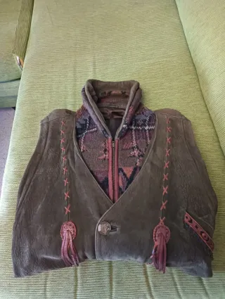 Cazadora de piel verde estilo boho