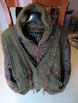 Cazadora de piel verde estilo boho
