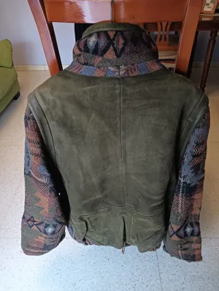 Cazadora de piel verde estilo boho