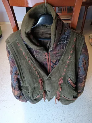 Cazadora de piel verde estilo boho