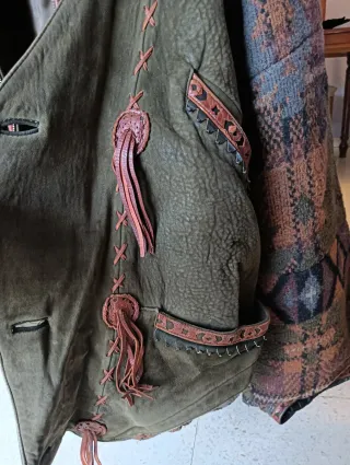 Cazadora de piel verde estilo boho