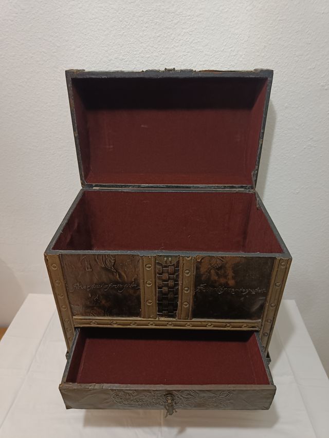Baule decorativo antico con supporto