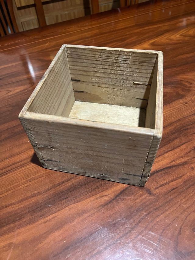 Artesa antigua de madera y complementos