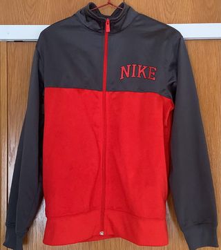 Chaqueta Nike gris y roja