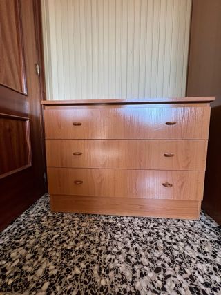 Cómoda de madera con 3 cajones