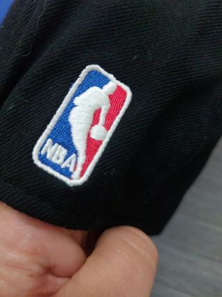 Gorra NBA adidas Negra y Roja
