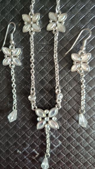 Conjunto collar y pendientes mariposa