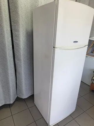 Nevera blanca con congelador superior